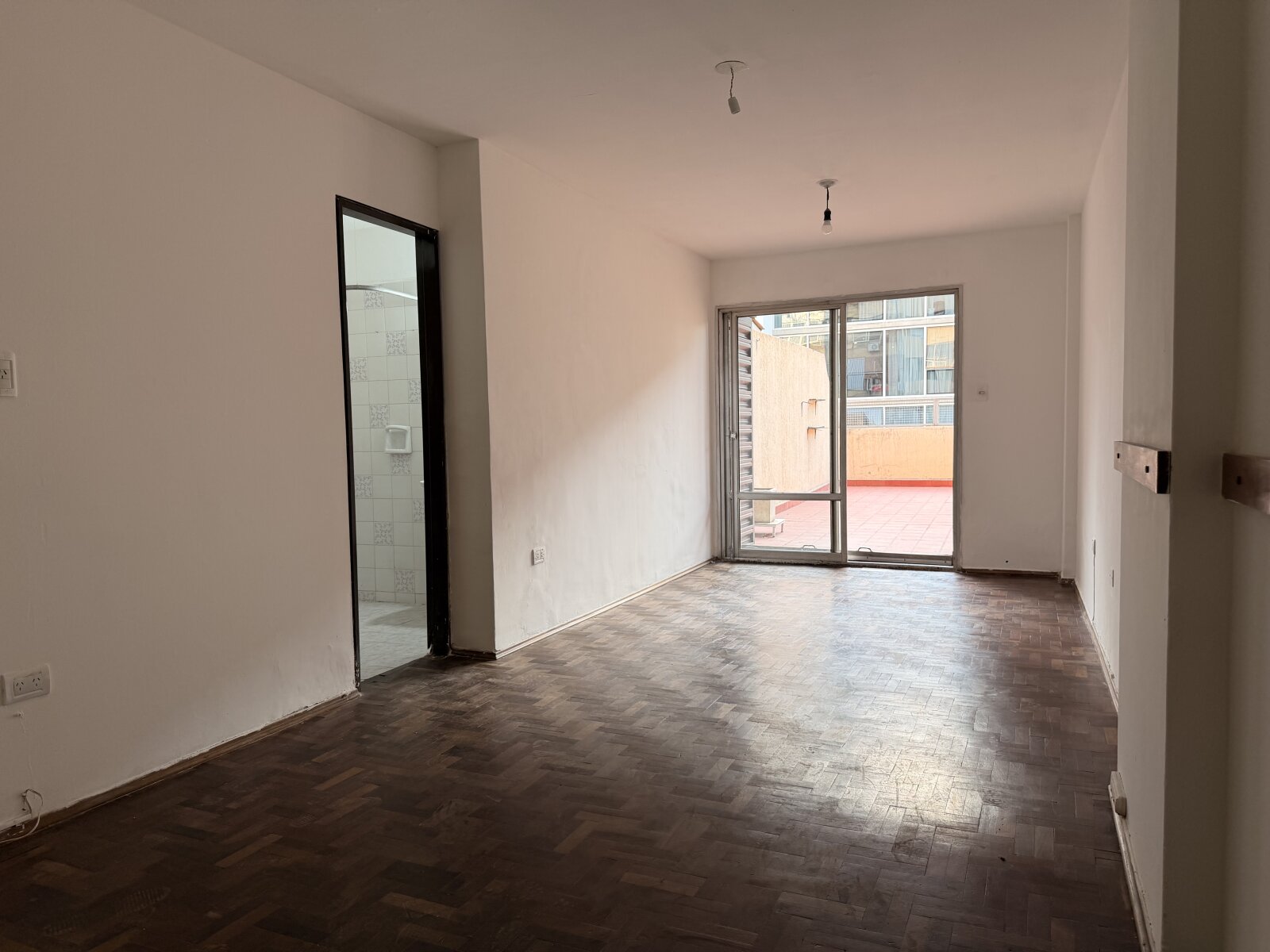 Oportunidad! Monoambiente en el centro con terraza propia. Excelente para inversion. Desocupado — foto 14