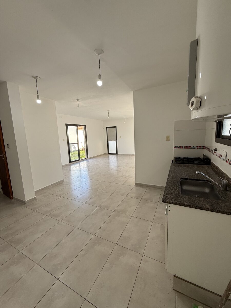 Venta Duplex 3 dormitorios con cochera y patio amplio en Docta Avenida - Imagen 4