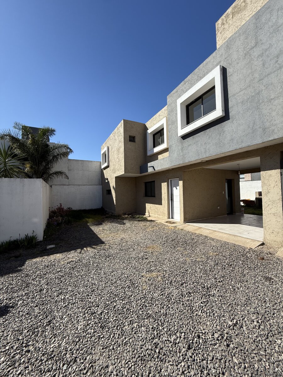 Venta Duplex 3 dormitorios con cochera y patio amplio en Docta Avenida - Imagen 2