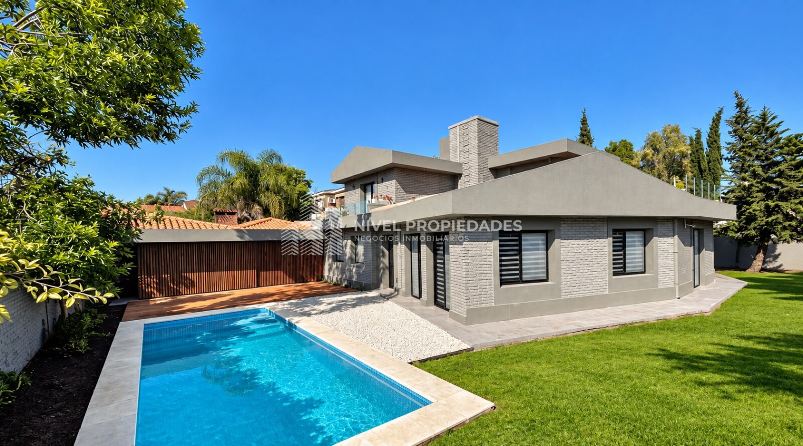 CHALET 5 AMB CON PILETA, PARQUE Y QUINCHO EN ALQUILER - CASTELAR