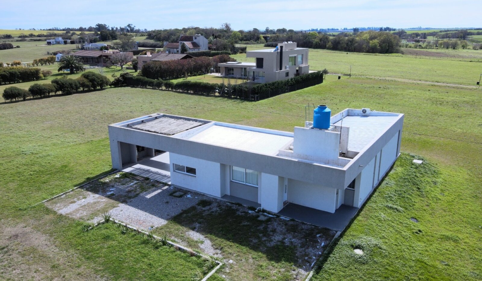 VENTA | Casa de 3 dormitorios con pileta y amplio terreno! Barrio Los Algarrobos – Victoria, Entre Ríos - 2