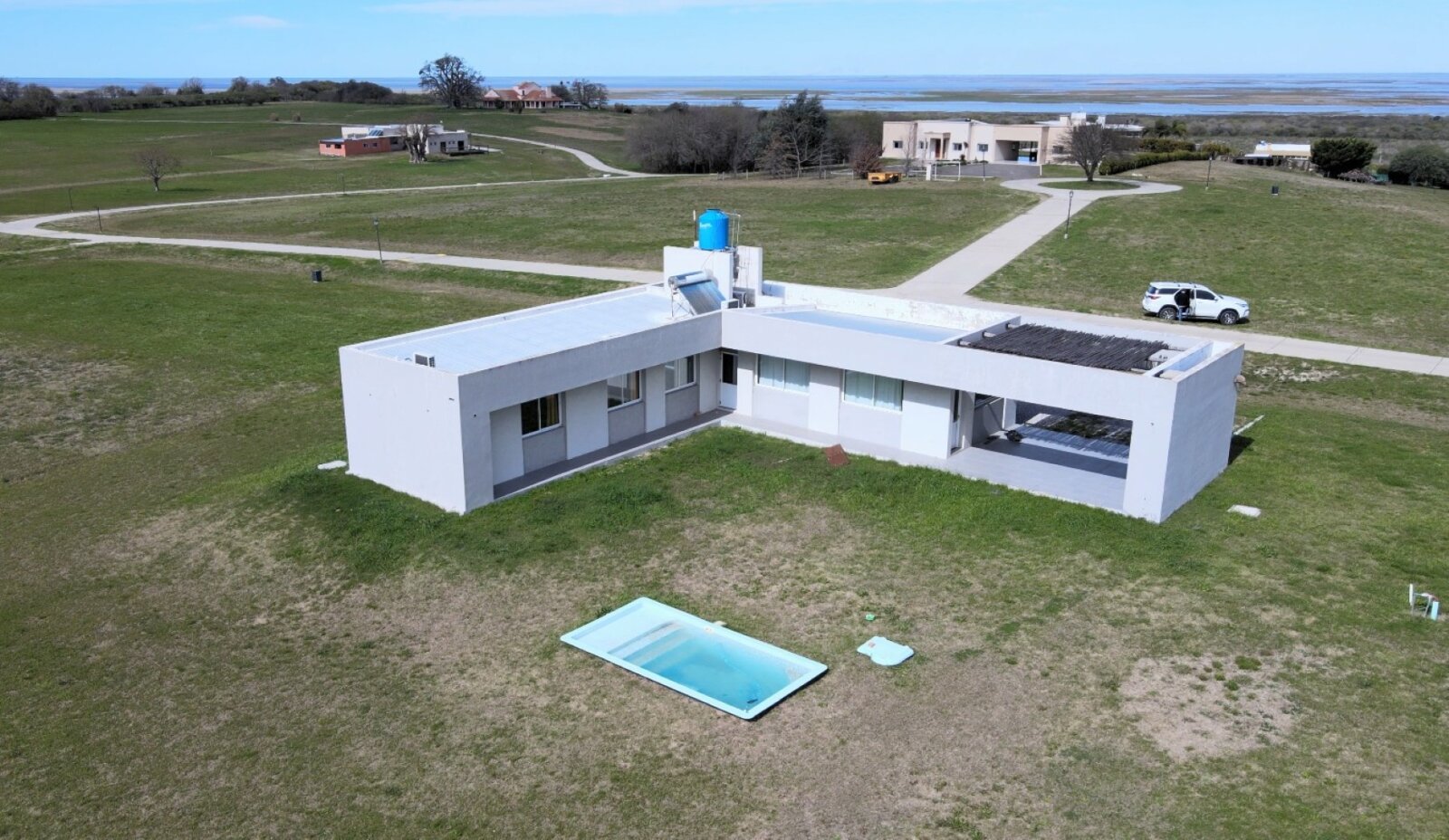 VENTA | Casa de 3 dormitorios con pileta y amplio terreno! Barrio Los Algarrobos – Victoria, Entre Ríos - 1
