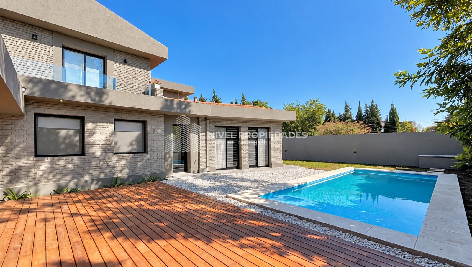 CHALET 5 AMB CON PILETA, PARQUE Y QUINCHO EN ALQUILER - CASTELAR — foto 2