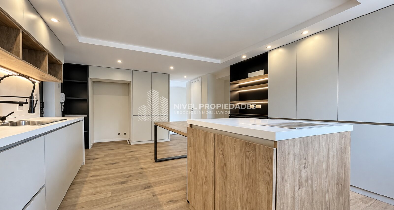 CHALET 5 AMB CON PILETA, PARQUE Y QUINCHO EN ALQUILER - CASTELAR — foto 3