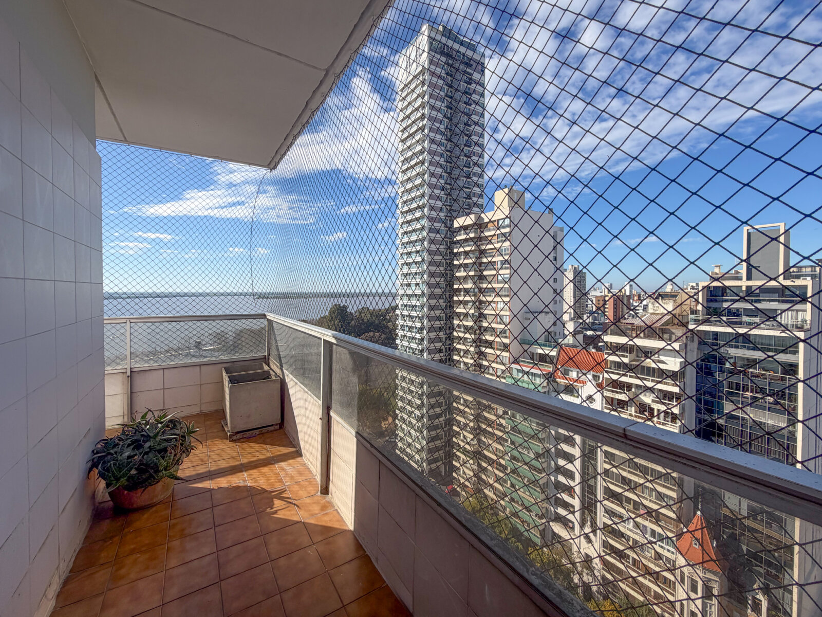 VENTA DEPARTAMENTO 3 DORMITORIOS FRENTE AL RIO - 2