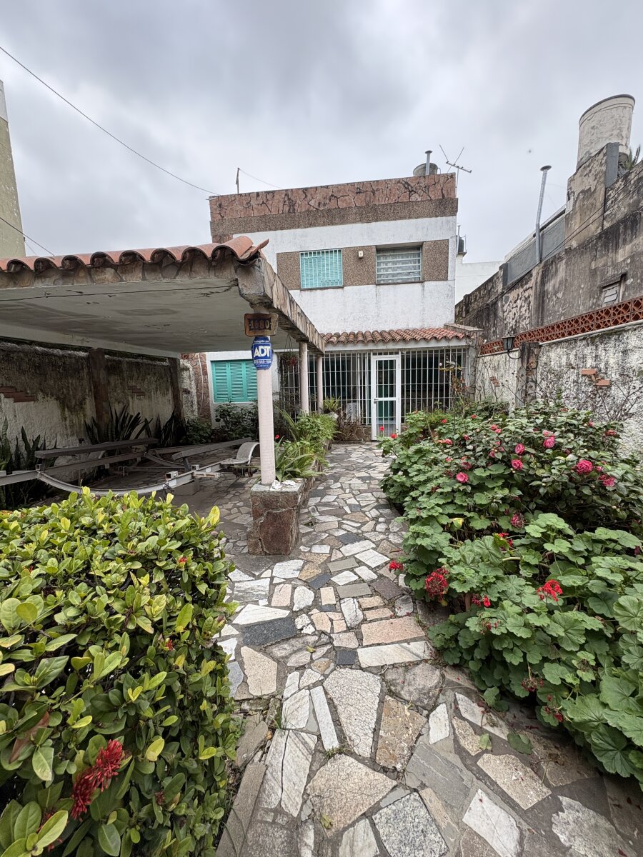 Carrasco 1680 - Casa en PB y Departamento en PA - Arroyito