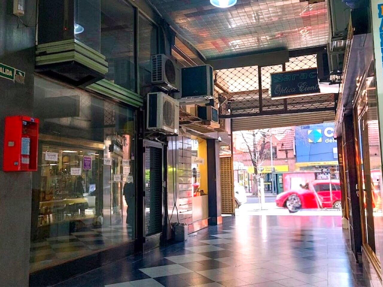 CENTRO COMERCIAL DE CABALLITO / EXCELENTE LOCAL CON PB, PRIMER PISO Y SOTANO