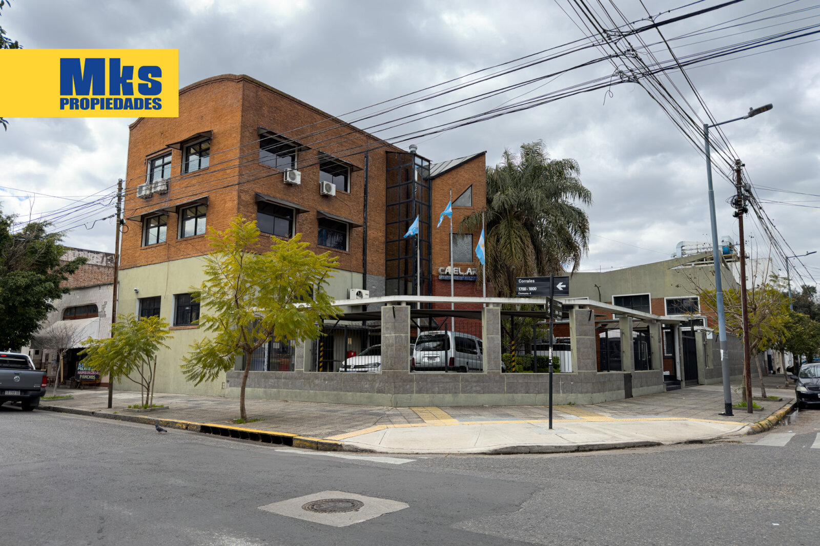 Venta. Galpon con oficinas y estacionamientos. Pompeya. - 1