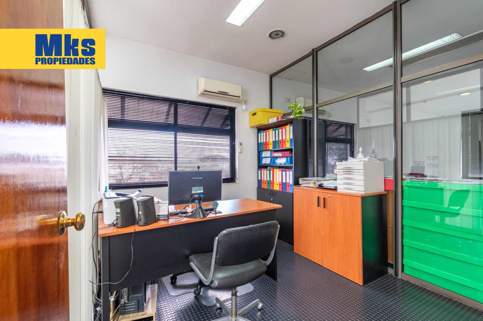 Venta. Galpon con oficinas y estacionamientos. Pompeya. - 25