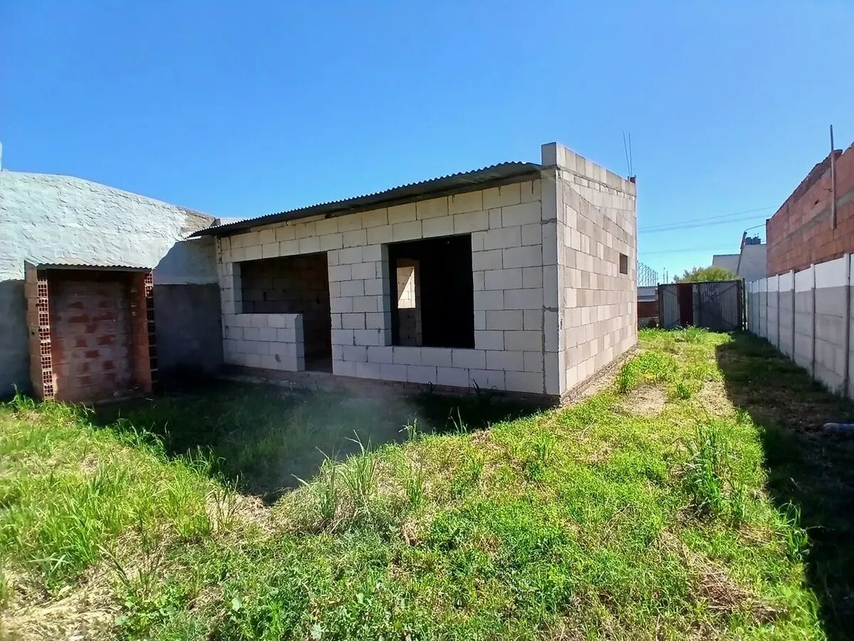 Lote En Venta En Bahía Blanca, Con Construcción Casa 1 Dorm - 1