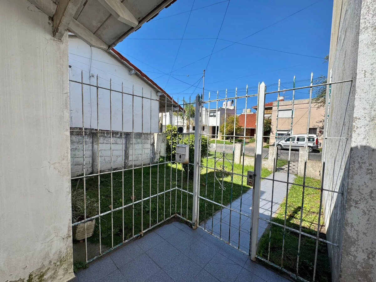 Casa 3 Ambientes Con Departamento Arriba — foto 3