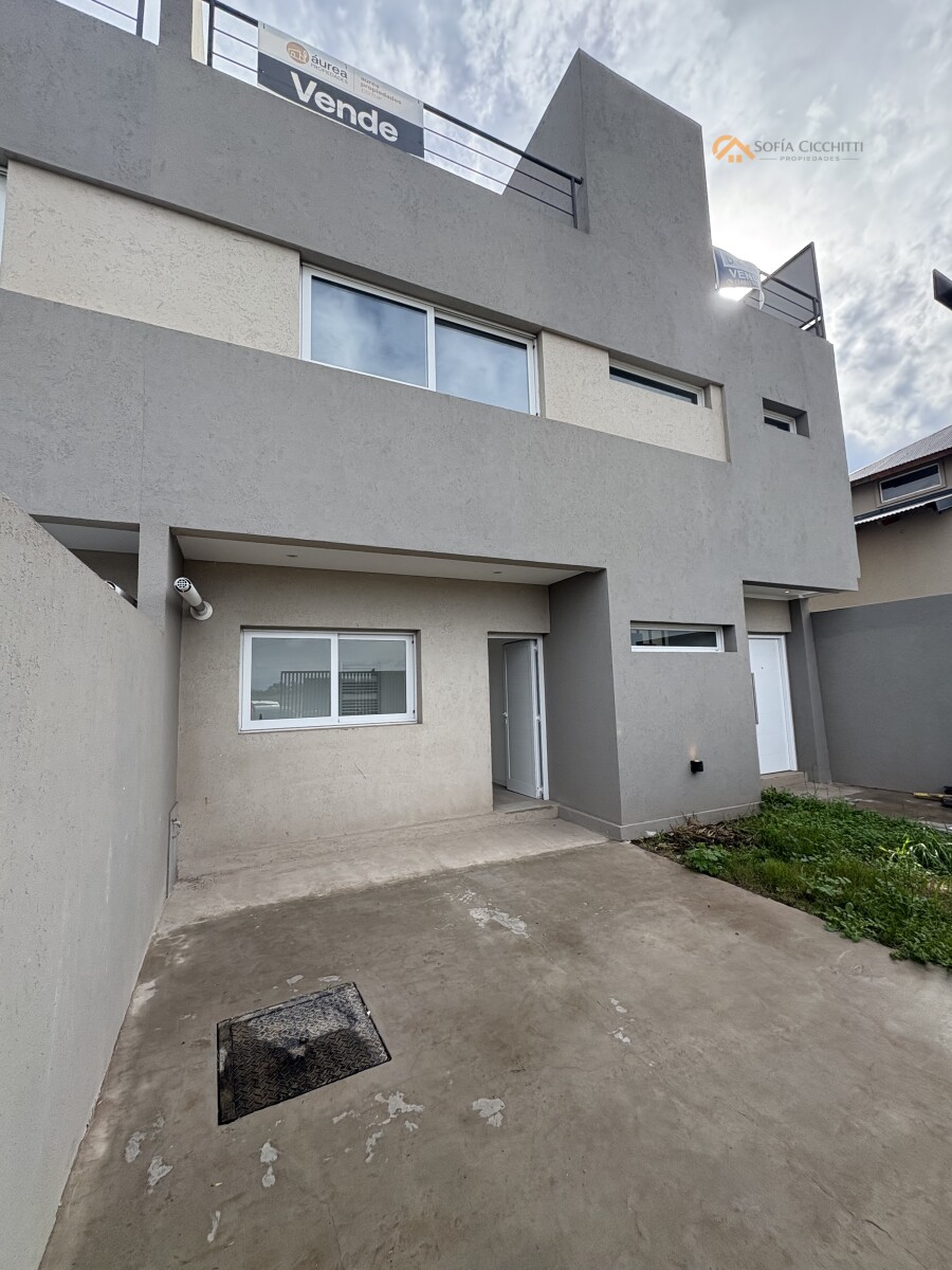 EN VENTA - FUNES CASA A ESTRENAR 3 DORMIT- 4 BAÑOS - PISCINA - MODERNA — foto 2