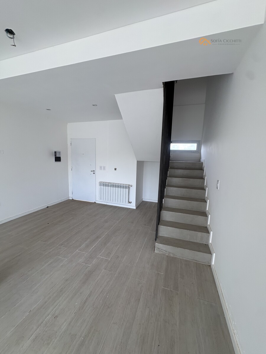 EN VENTA - FUNES CASA A ESTRENAR 3 DORMIT- 4 BAÑOS - PISCINA - MODERNA — foto 3