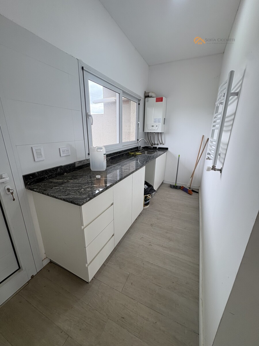 EN VENTA - FUNES CASA A ESTRENAR 3 DORMIT- 4 BAÑOS - PISCINA - MODERNA — foto 8
