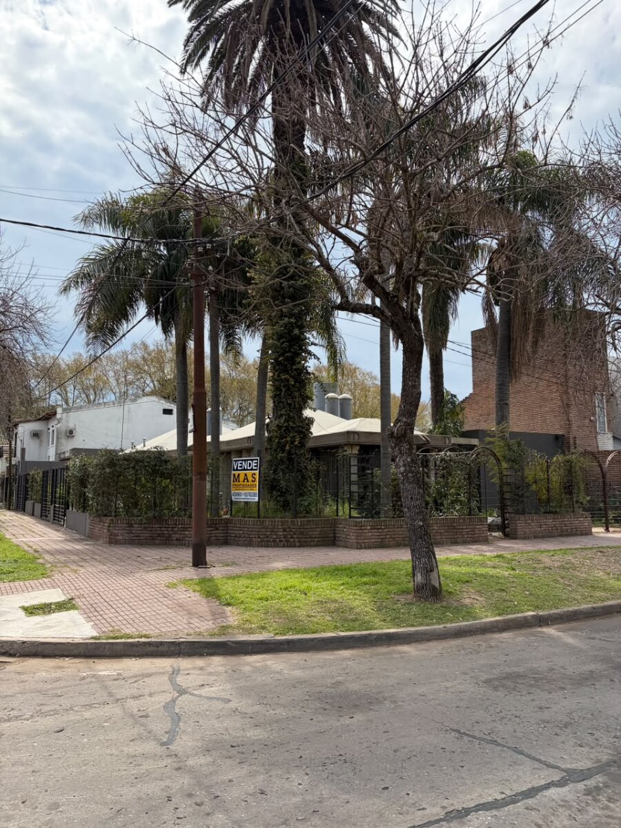 Casa Impecable de 1 Dorm., posibilidad 2 dorm, parque, cochera