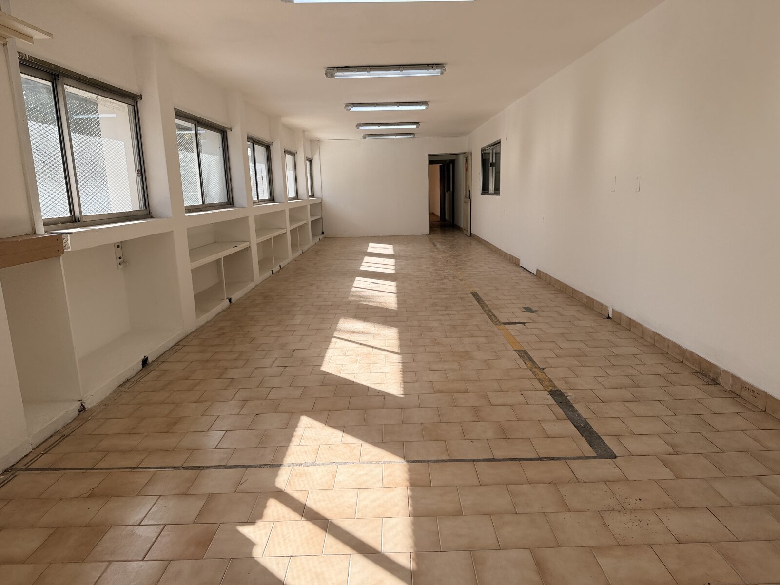 Nave de 850 m2 con Oficinas - Zuviria 7468 y Av. Circunvalación - 4