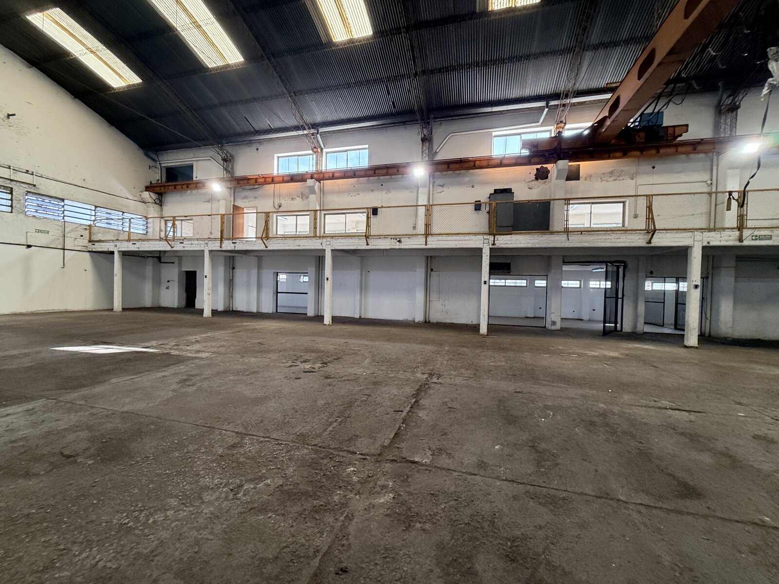 Nave de 850 m2 con Oficinas - Zuviria 7468 y Av. Circunvalación - 8