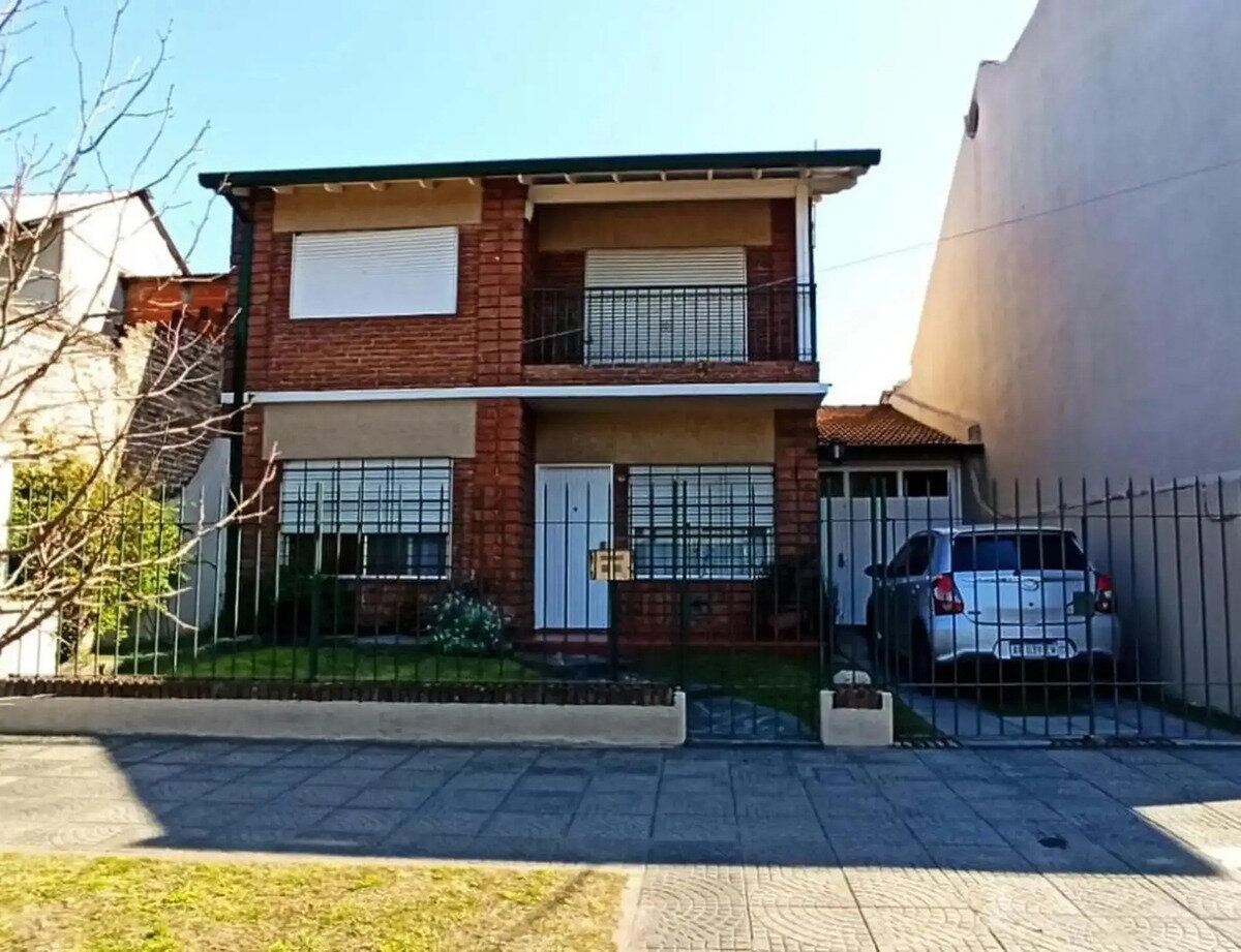 Venta Casa 5 Ambientes Con Garage Y Quincho, Lote 500 M2, Ac — foto 2