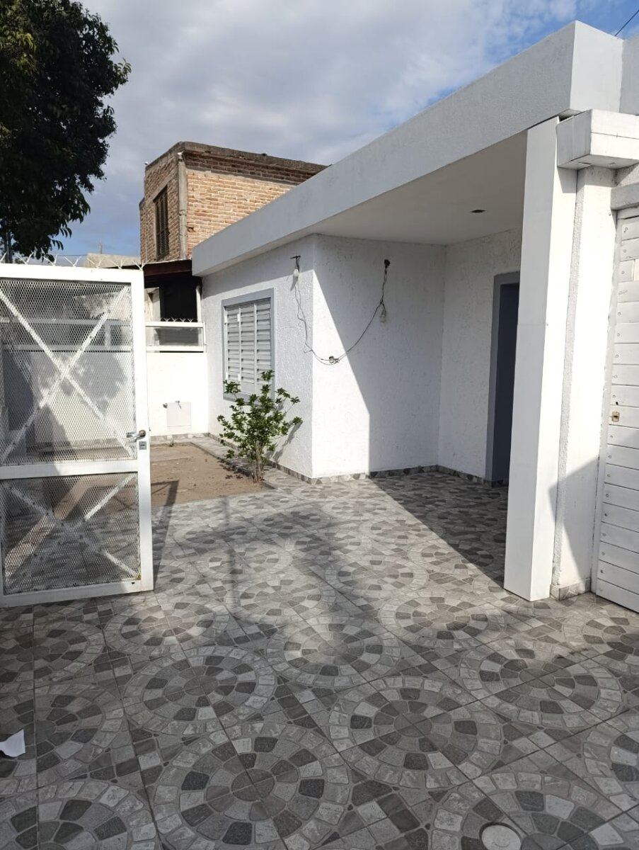 CASA EN VENTA EN B° CENTRO AMERICA - Imagen 2