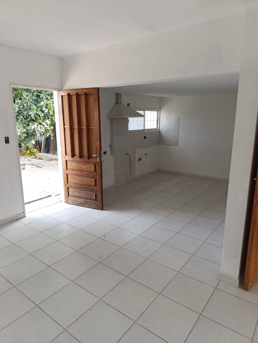 CASA EN VENTA EN B° CENTRO AMERICA - Imagen 4