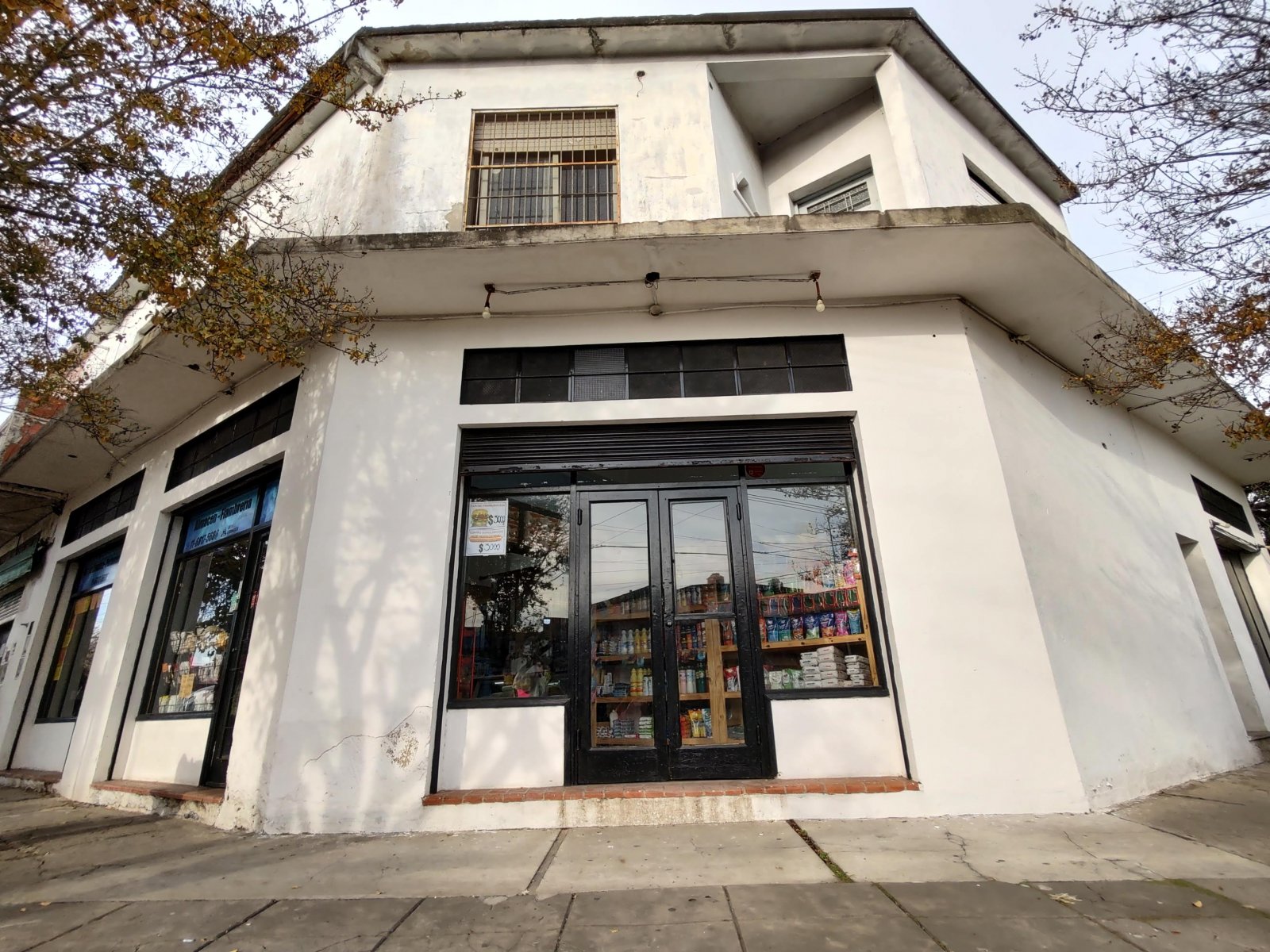 Venta!! Local en esquina con vivienda y terreno en Morón. Acepta menor valor