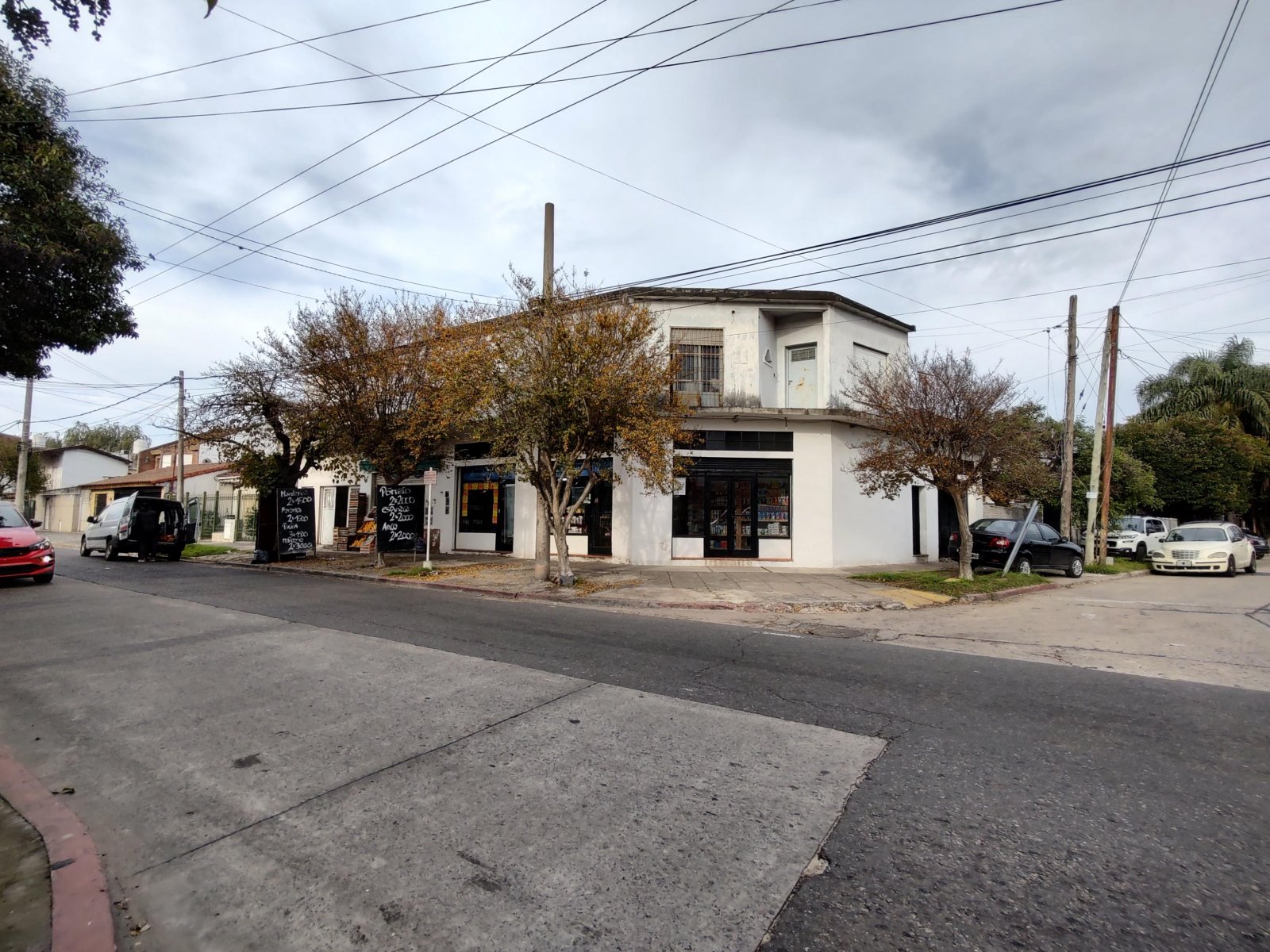 Venta!! Local en esquina con vivienda y terreno en Morón. Acepta menor valor — foto 2