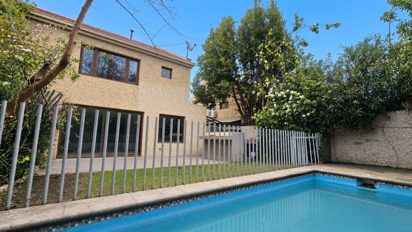 Casa remodelada 4D/4B en condominio con piscina - Estoril