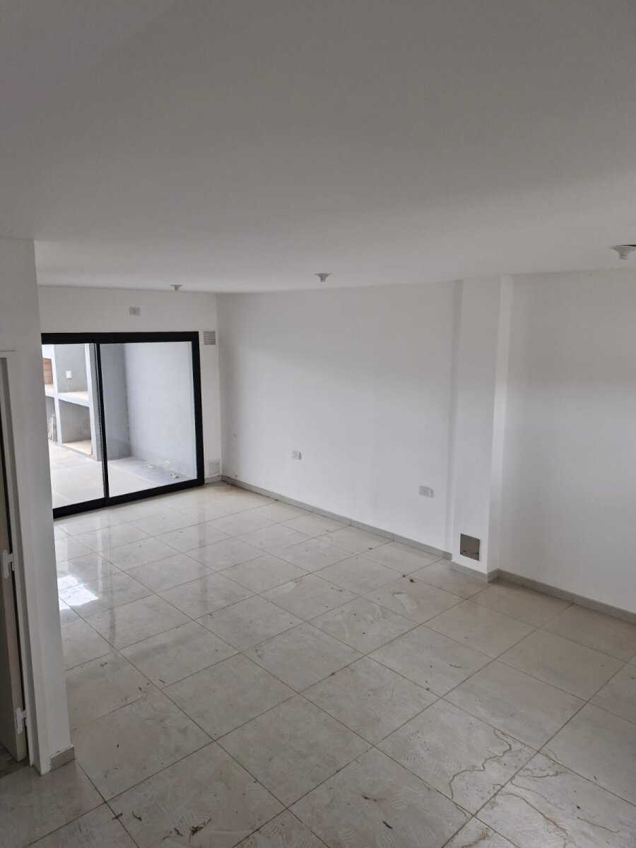 VENTA EXCELENTE DUPLEX 3 DORM 2BAÑOS C/PATIO en PRADO DE MANANTIALES HOUSING CERRADO CON GUARDIA — foto 2