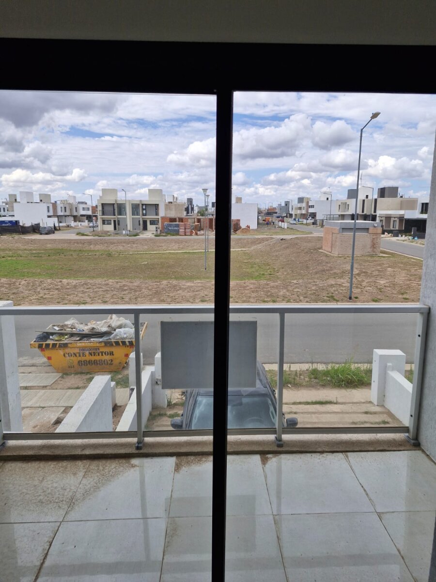 VENTA EXCELENTE DUPLEX 3 DORM 2BAÑOS C/PATIO en PRADO DE MANANTIALES HOUSING CERRADO CON GUARDIA — foto 9