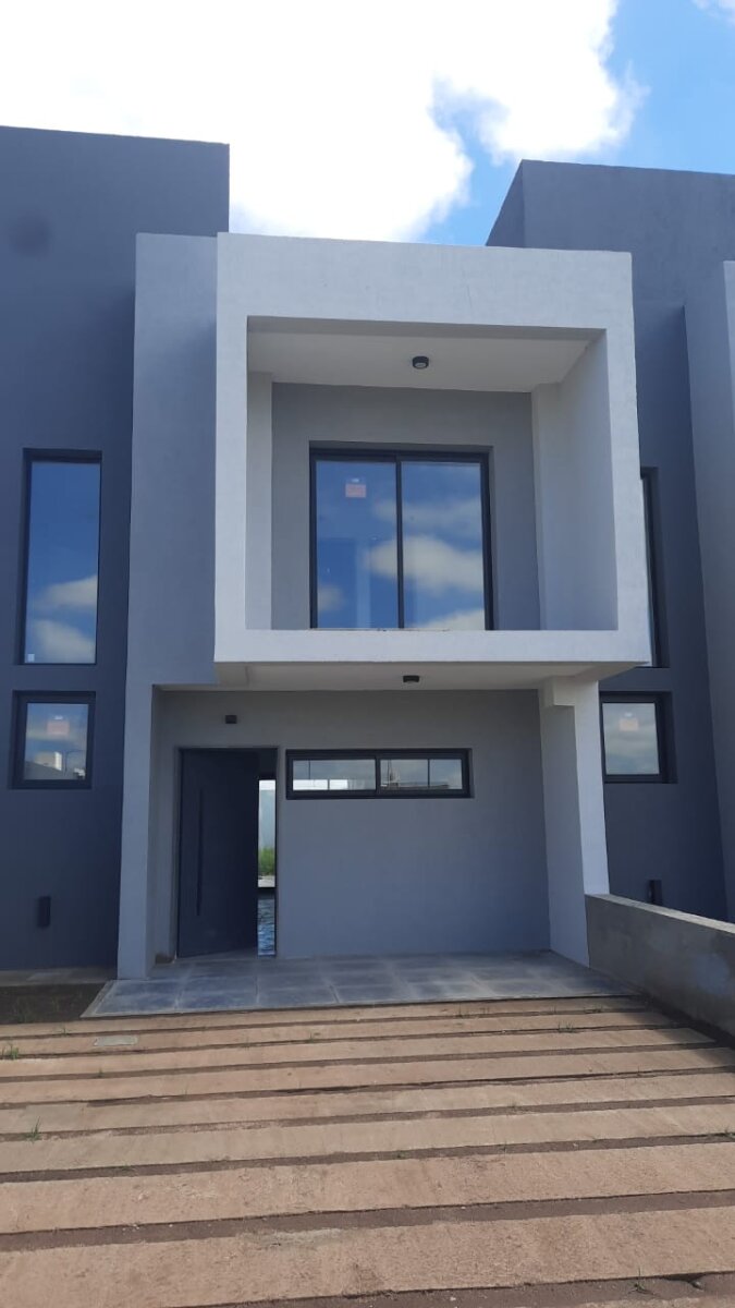 VENTA EXCELENTE DUPLEX 3 DORM 2BAÑOS C/PATIO en PRADO DE MANANTIALES HOUSING CERRADO CON GUARDIA