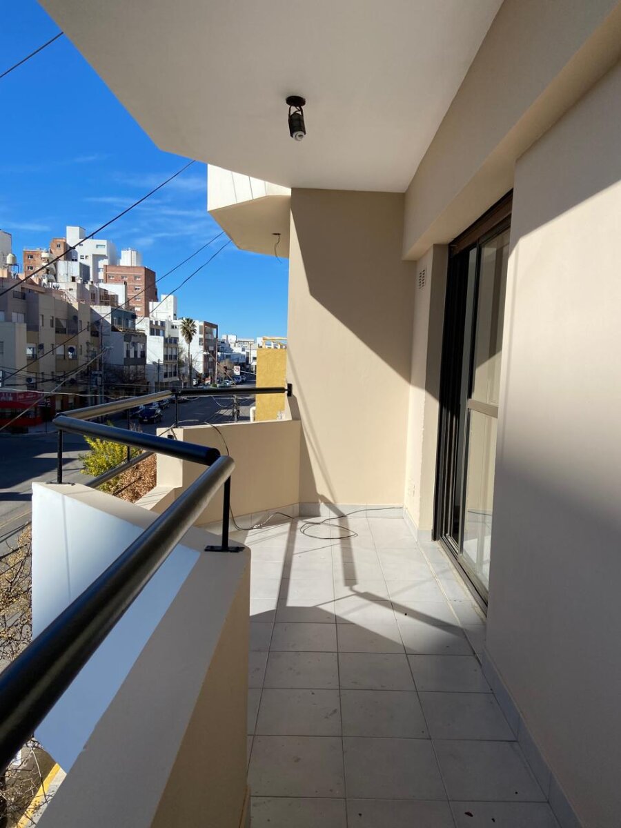 EXCLUSIVO DEPARTAMENTO CON COCHERA SOBRE AV. ROCA - PUERTO MADRYN - 1