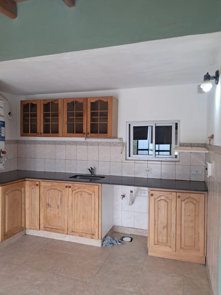 OPORTUNIDAD ÚNICA: AMPLIO DEPARTAMENTO DE 3 DORMITORIOS CON QUINCHO Y PARRILLA PROPIA EN BARRIO ROCA – PUERTO MADRYN - 2