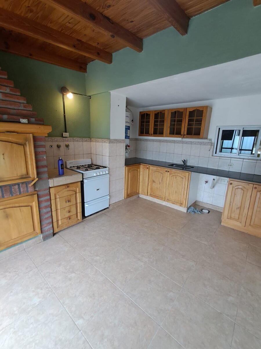 OPORTUNIDAD ÚNICA: AMPLIO DEPARTAMENTO DE 3 DORMITORIOS CON QUINCHO Y PARRILLA PROPIA EN BARRIO ROCA – PUERTO MADRYN - 1