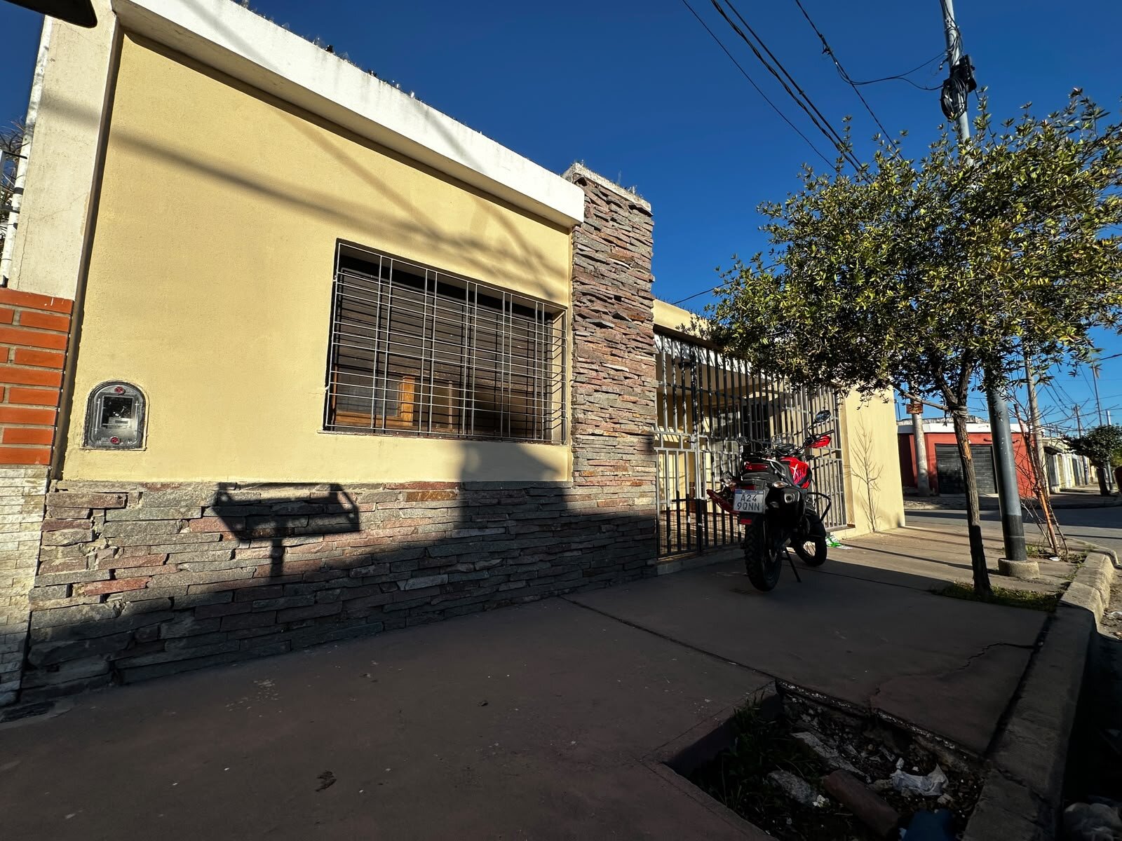 Casa en alquiler 2 dormitorios con cochera y patio en Barrio Yapeyú