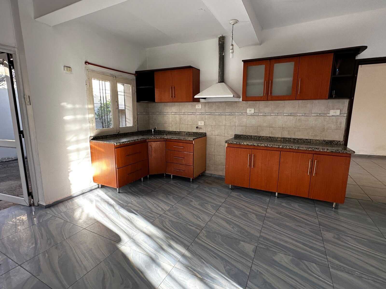 Casa en alquiler 2 dormitorios con cochera y patio en Barrio Yapeyú — foto 2