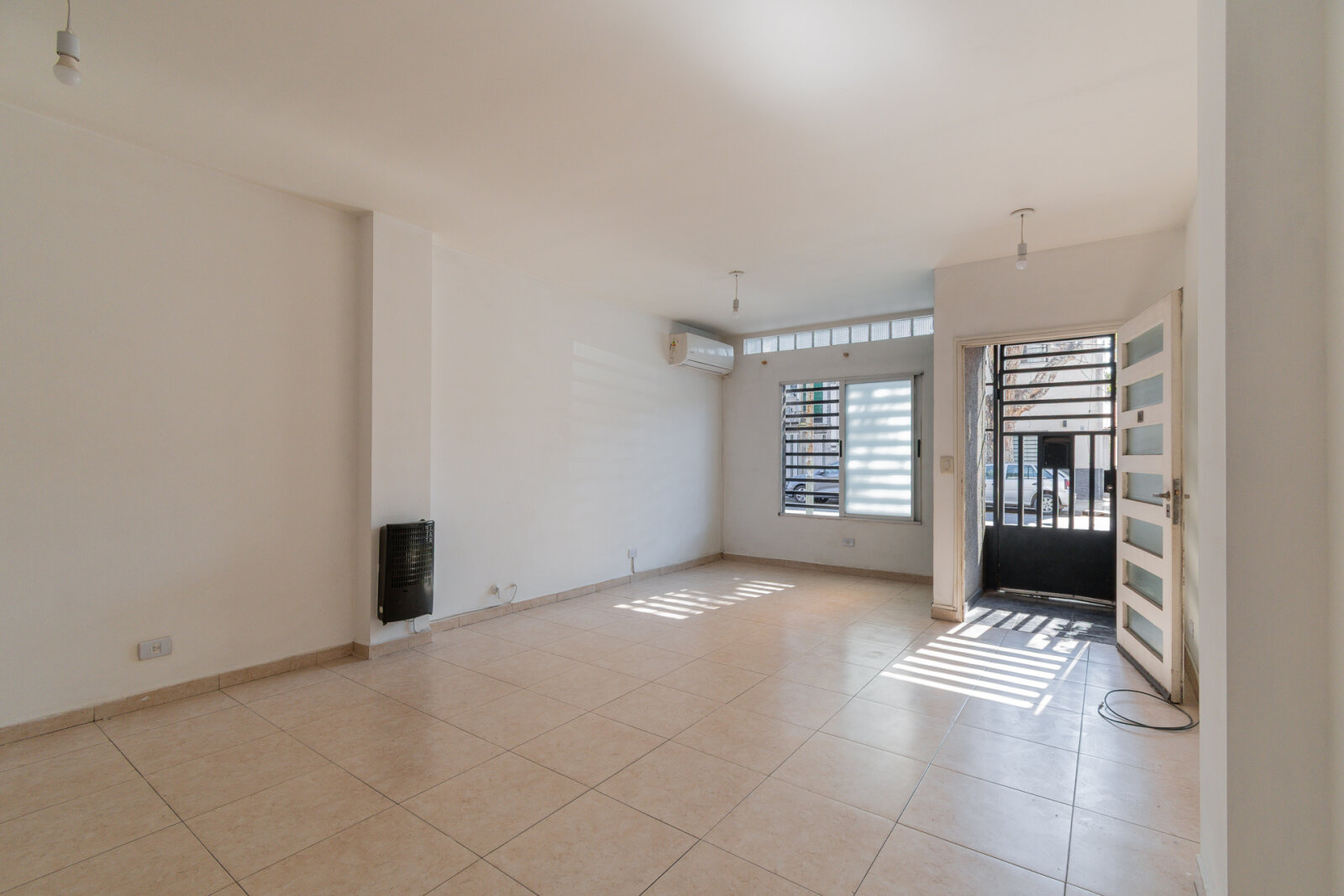 Departamento dos ambientes- Planta baja- Frente — foto 8