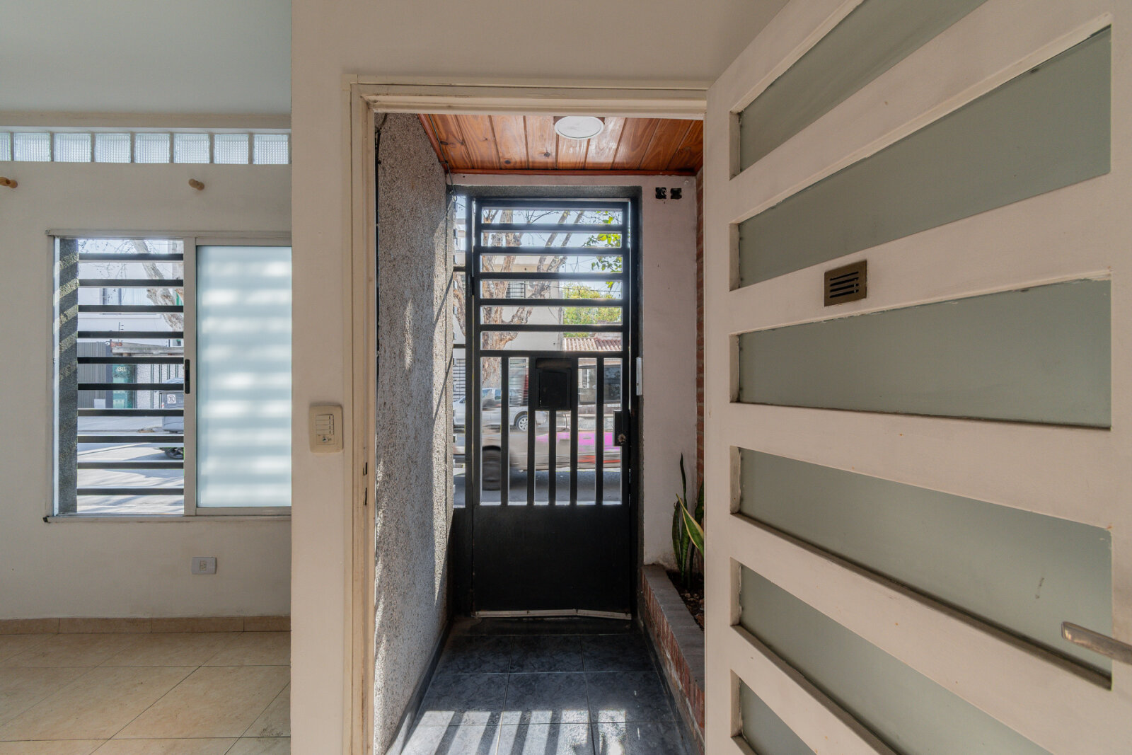 Departamento dos ambientes- Planta baja- Frente — foto 4