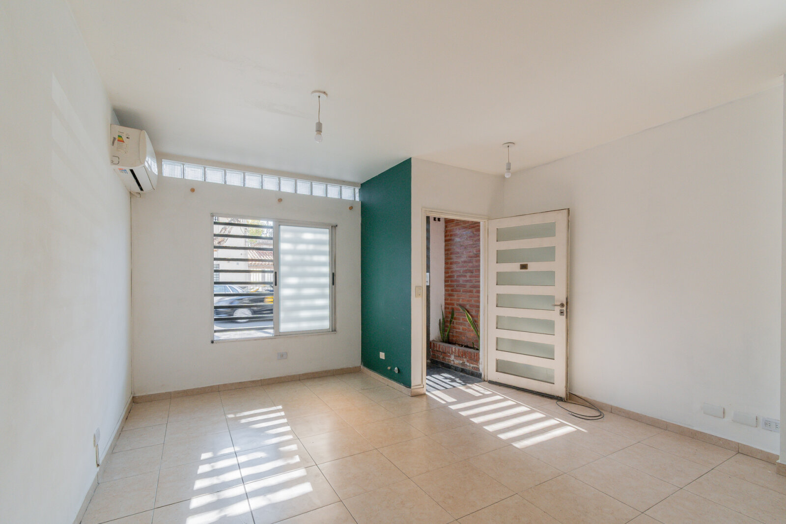 Departamento dos ambientes- Planta baja- Frente — foto 9