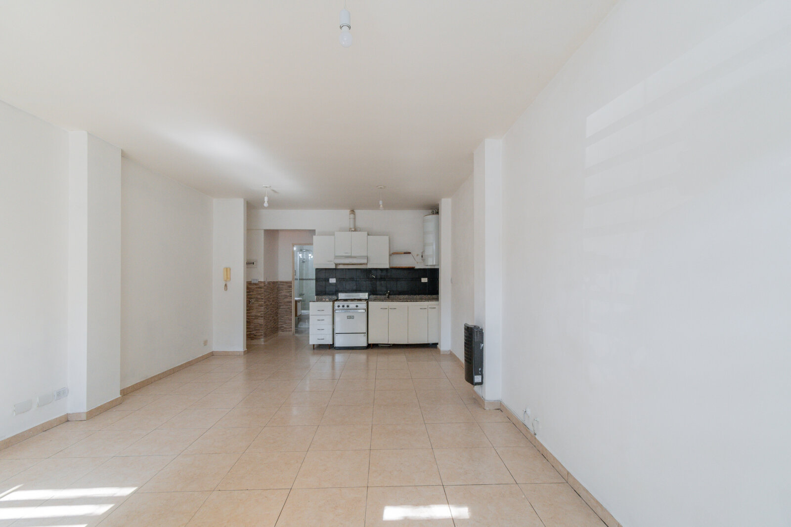 Departamento dos ambientes- Planta baja- Frente — foto 2