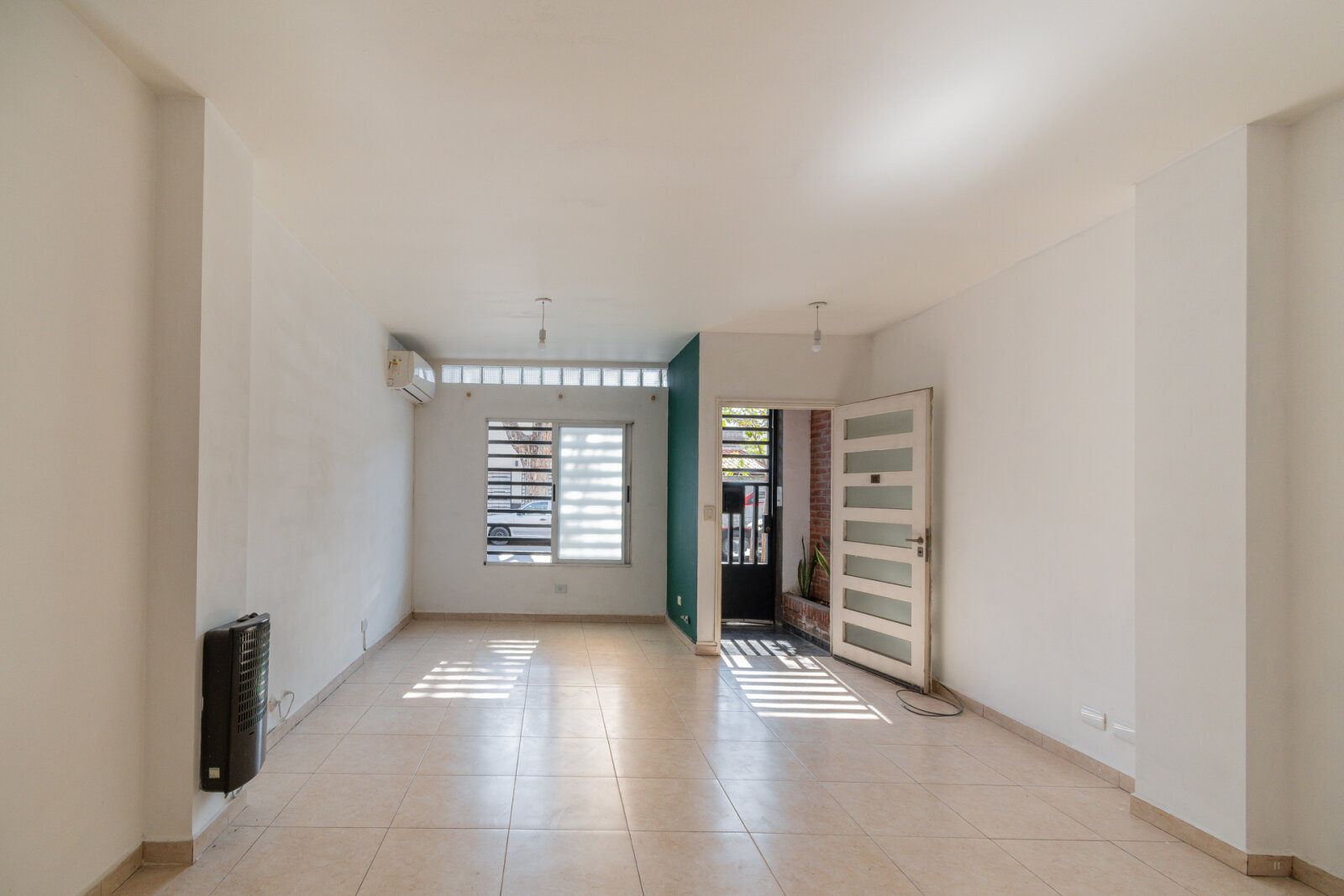 Departamento dos ambientes- Planta baja- Frente — foto 5