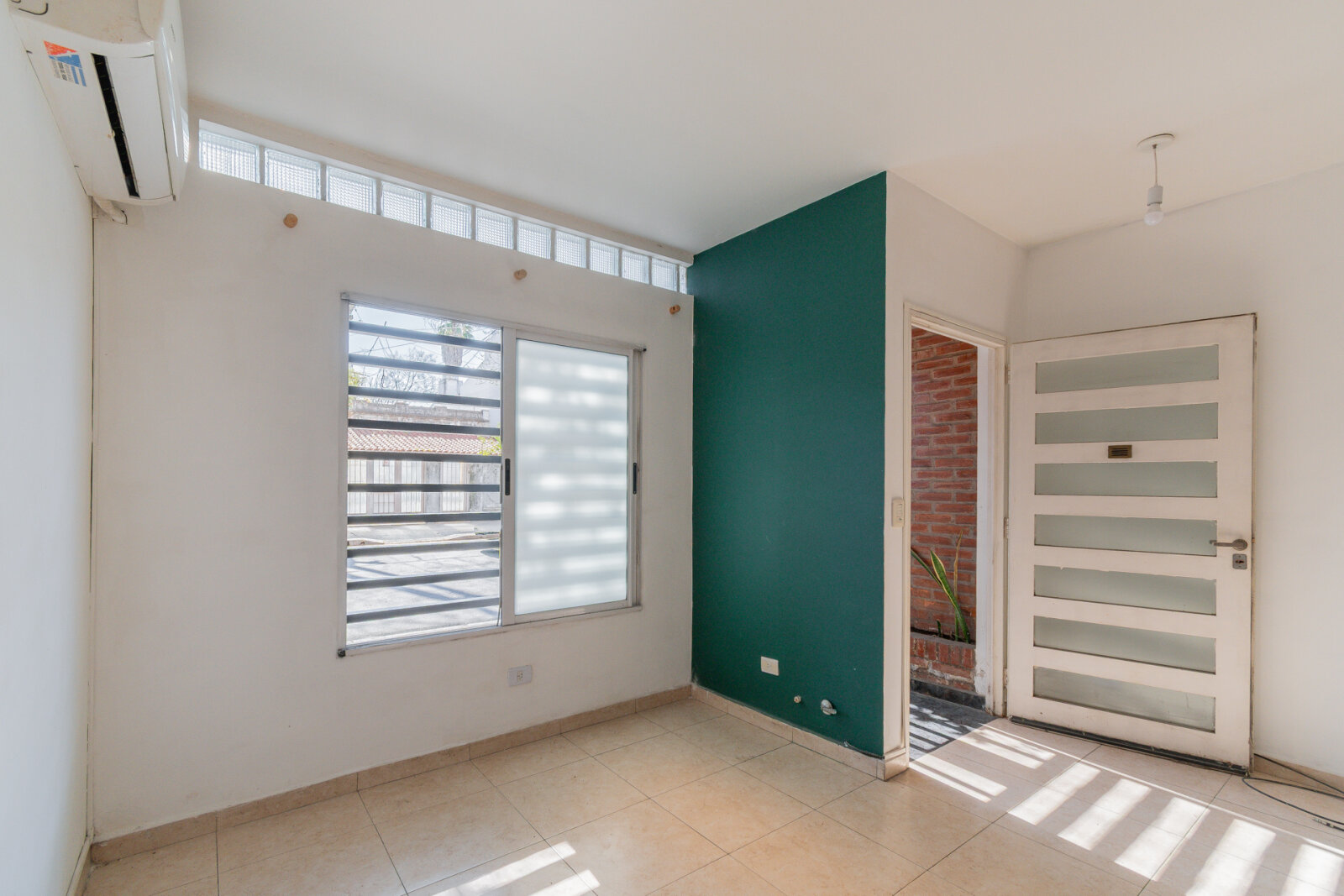 Departamento dos ambientes- Planta baja- Frente — foto 7