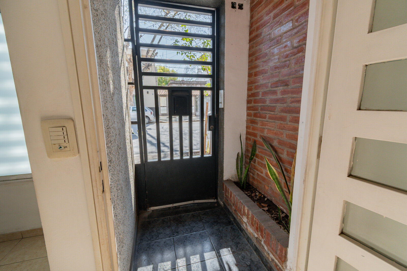 Departamento dos ambientes- Planta baja- Frente — foto 6