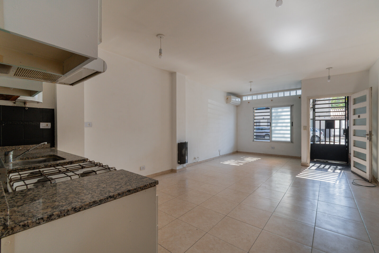 Departamento dos ambientes- Planta baja- Frente — foto 3