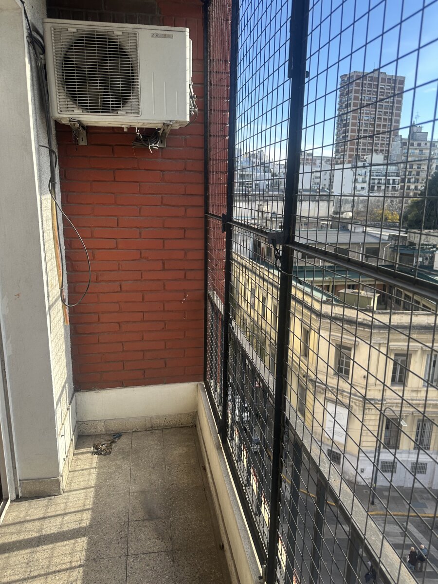 VENTA RECOLETA AL FRENTE PISO ALTO SOL Y LUZ A PLENO 3 AMBIENTES DEPENDENCIAS 2 BAÑOS - 4