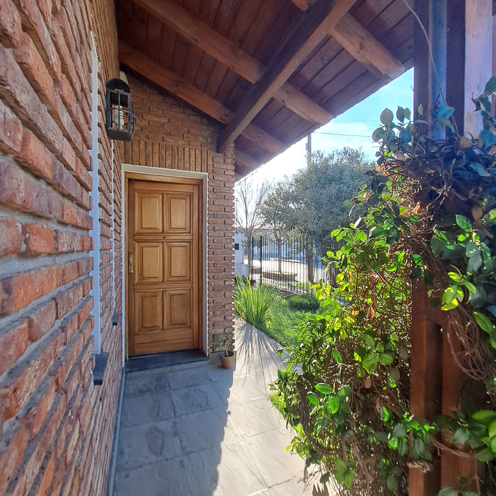 Casa 4 dormitorios con quincho y garage doble — Barrio San Martín — Apto crédito y permuta — foto 4