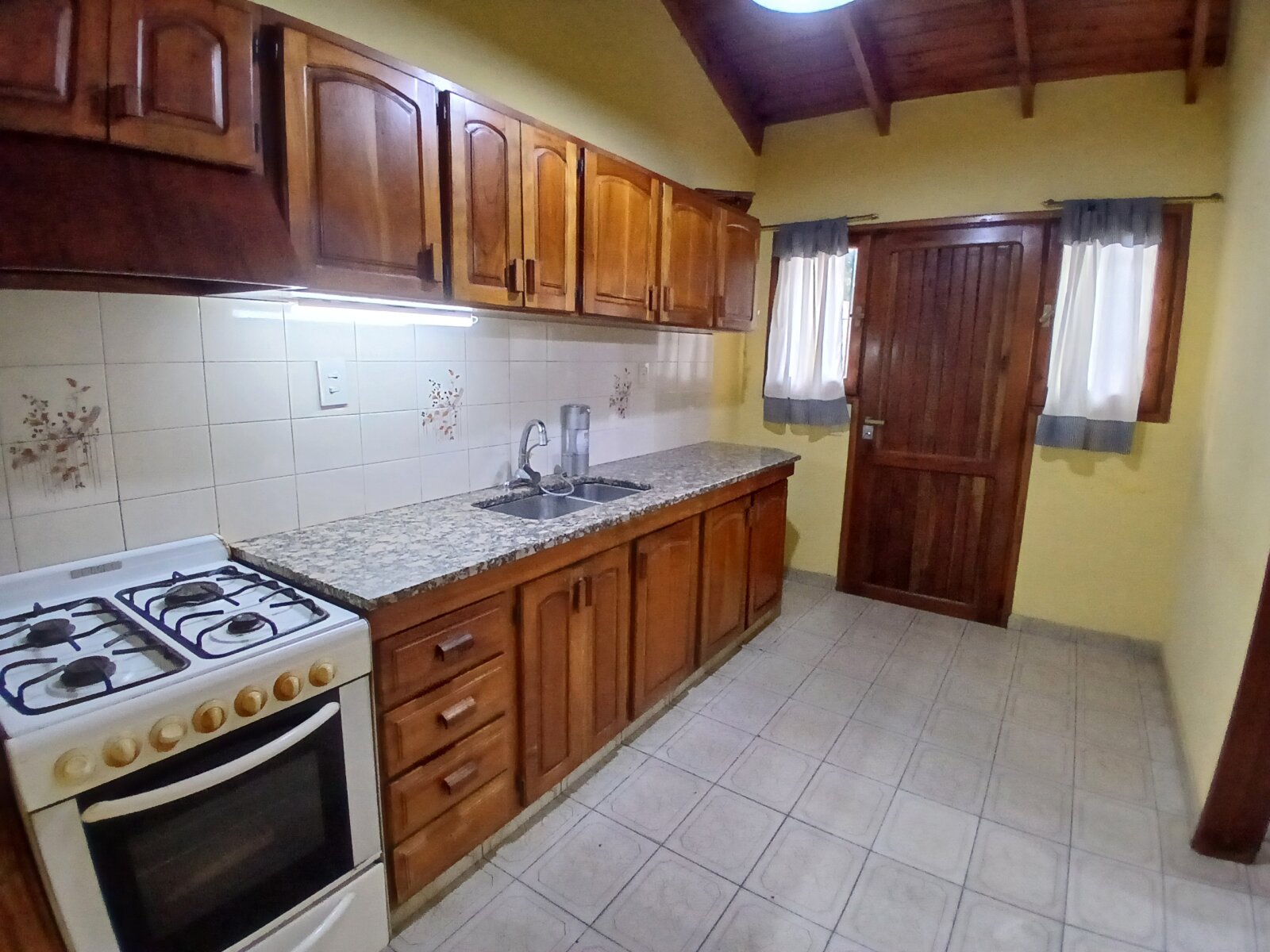 Casa 4 dormitorios con quincho y garage doble — Barrio San Martín — Apto crédito y permuta - 4