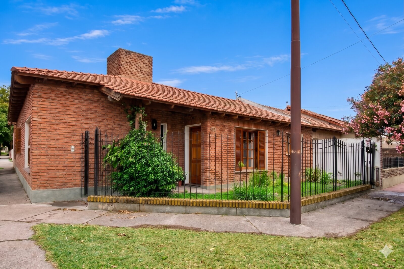 Casa 4 dormitorios con quincho y garage doble — Barrio San Martín — Apto crédito y permuta - 1