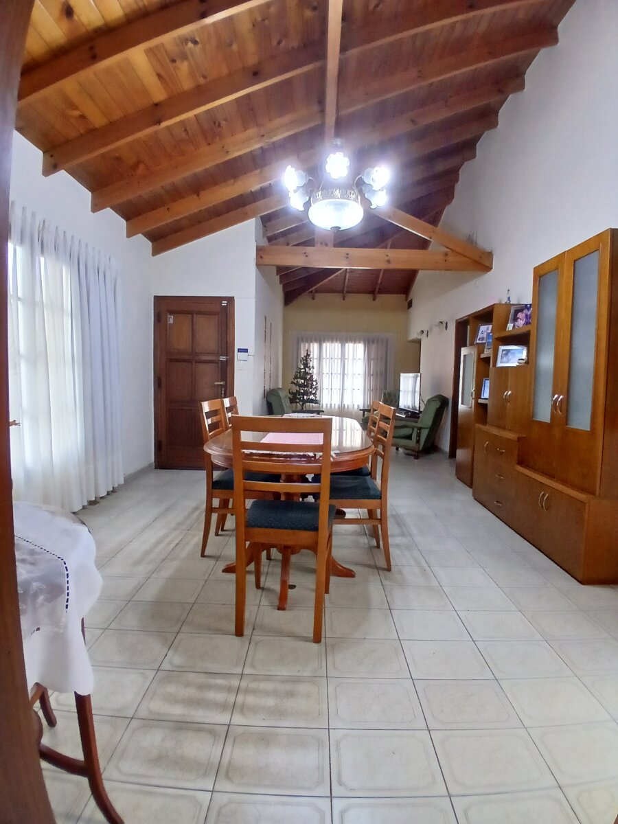 Casa 4 dormitorios con quincho y garage doble — Barrio San Martín — Apto crédito y permuta - 5