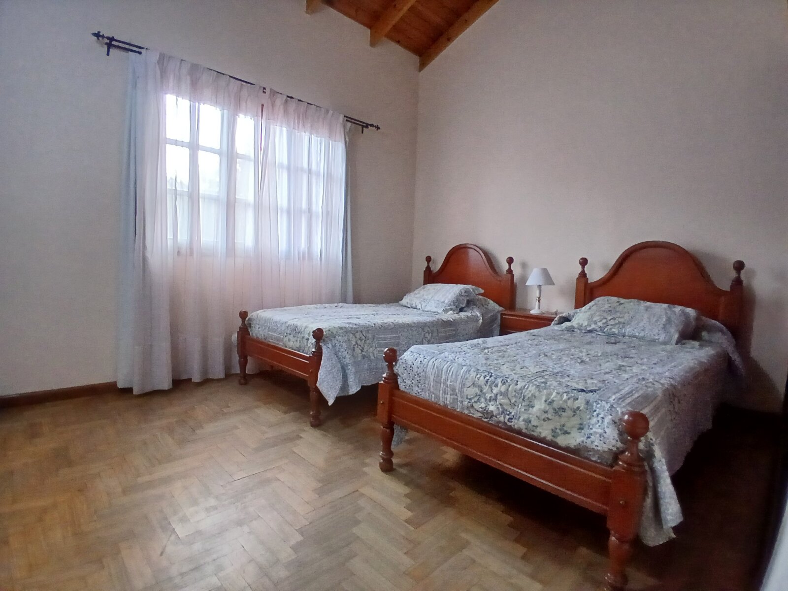 Casa 4 dormitorios con quincho y garage doble — Barrio San Martín — Apto crédito y permuta - 10