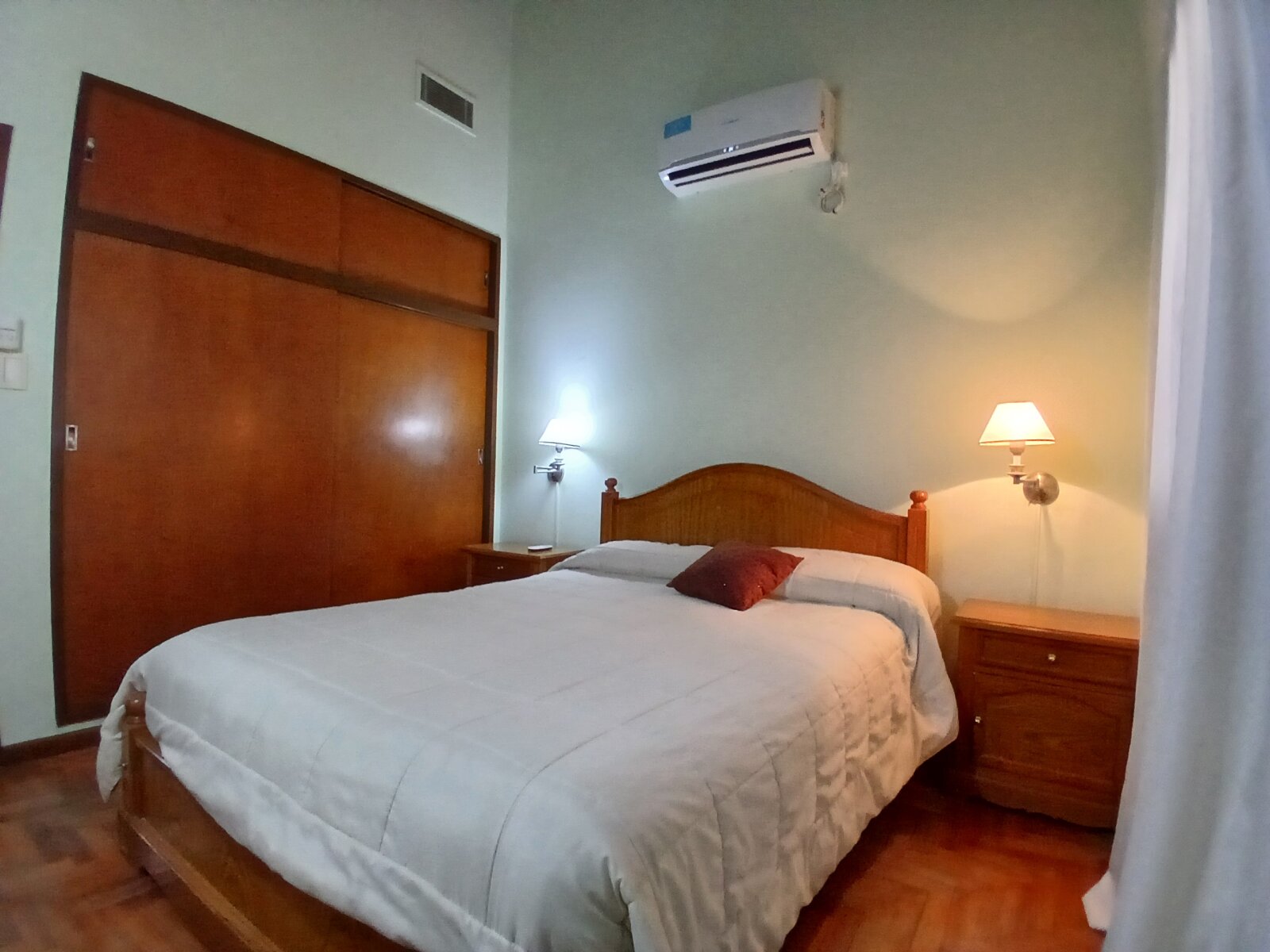 Casa 4 dormitorios con quincho y garage doble — Barrio San Martín — Apto crédito y permuta - 8